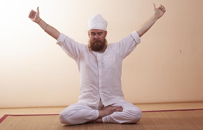 Basado en la idea de despertar la energía Kundalini, mediante distintos ejercicios físicos, técnicas respiratorias, mantras y meditaciones.