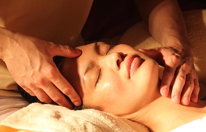 Es un masaje facial de origen japonés, extremadamente agradable, que actúa como un lifting, mejorando el aspecto de la piel y ralentizando el envejecimiento.